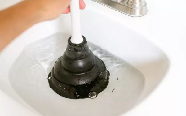 dụng cụ thông cống nghẹt
