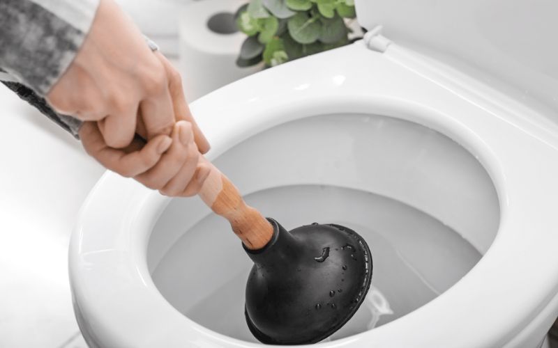 Những Cách Thông Bồn Cầu Đơn Giản Có Thể Thử Tại Nhà