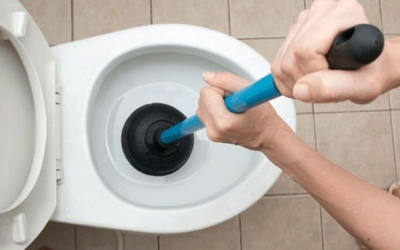 Dấu hiệu cho thấy bồn cầu cần được thông nghẹt