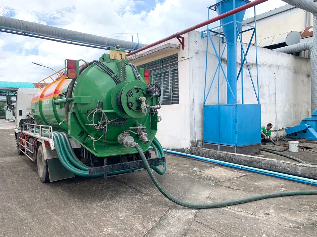 vận chuyển bùn vi sinh, thông cống nghẹt, hút hầm cầu evim