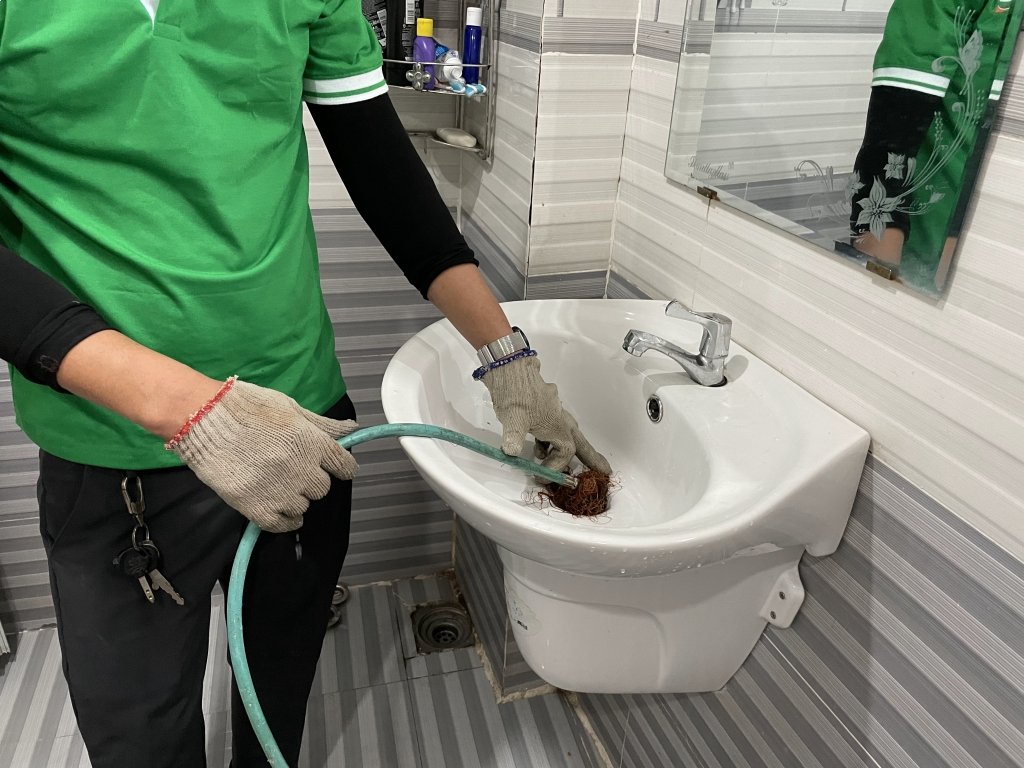 thông tắc lavabo, thông cống nghẹt envim