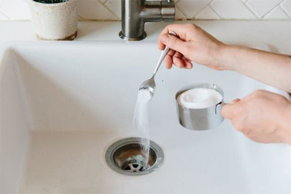 thông cống nghẹt bằng baking soda